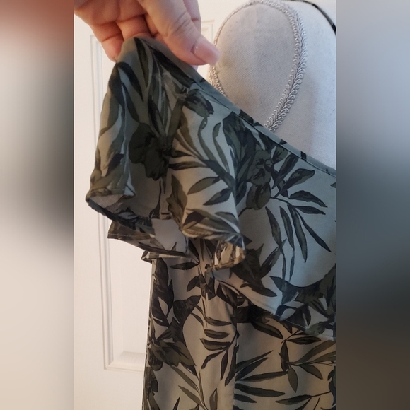 Old Navy Olive Leaf Print Cold Shoulder Ruffled Sleeve Cami Swing Top Size M NWT - Picture 2 of 8